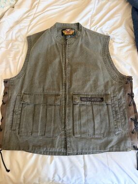 HARLEY DAVISON VINTAGE IRON RIDING VEST WITH TIES ON SIDE. SIZE: MEDIUM.
